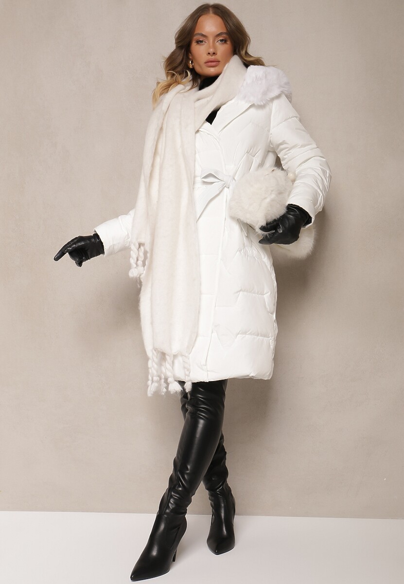 Biała Kurtka z Pikowanymi Przeszyciami i Kapturem z Futerkiem Wiązana w Pasie Attelisse