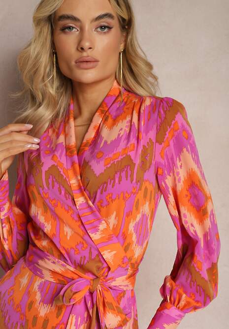 Różowa Sukienka Midi z Ikatowym Wzorem z Kopertowym Dekoltem i Paskiem Erdda