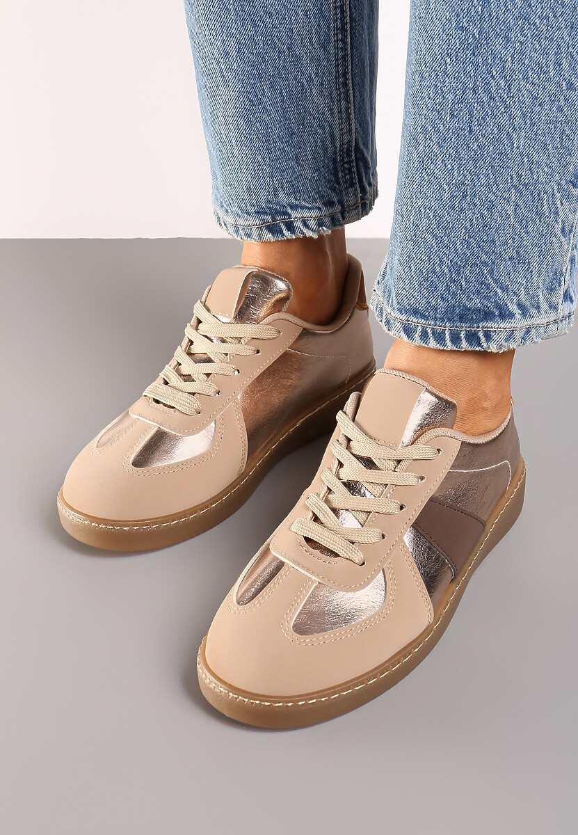 Ciemnobeżowe Sneakersy na Płaskiej Podeszwie Ozdobione Metalicznymi Elementami Nevlise