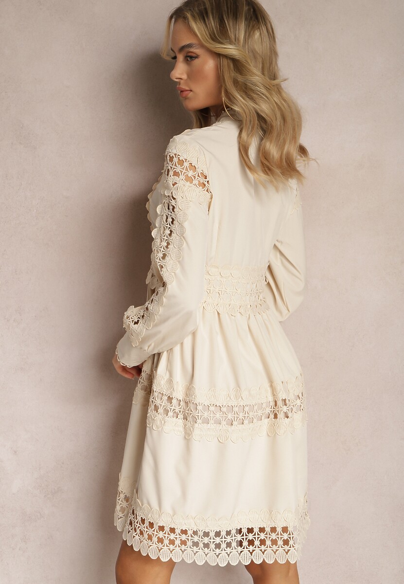 Beżowa Koronkowa Sukienka z Ozdobnym Dekoltem Sweeney