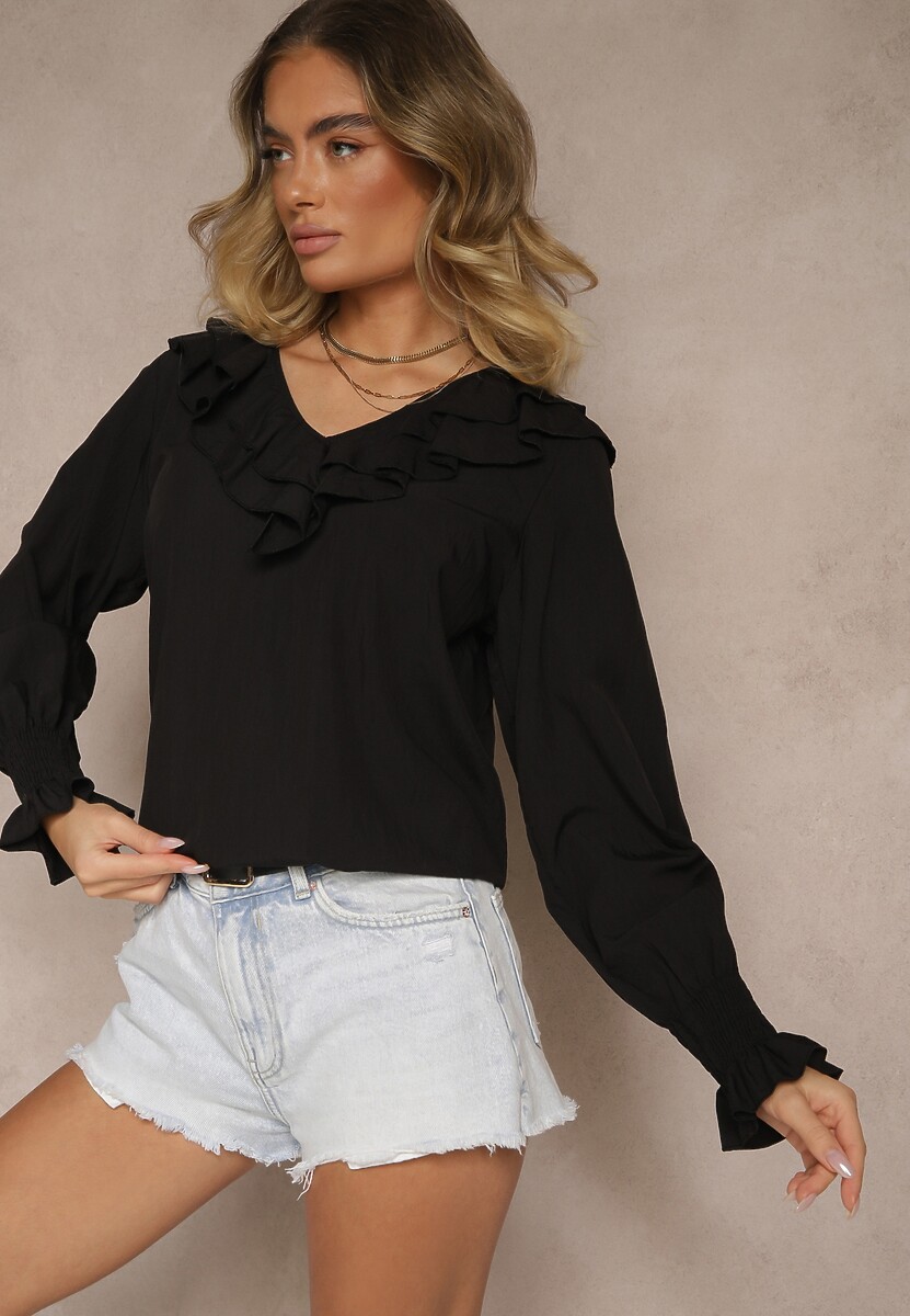 Czarna Rustykalna Bluzka z Wiskozą z Dekoltem w Serek i Falbankami Lislimi