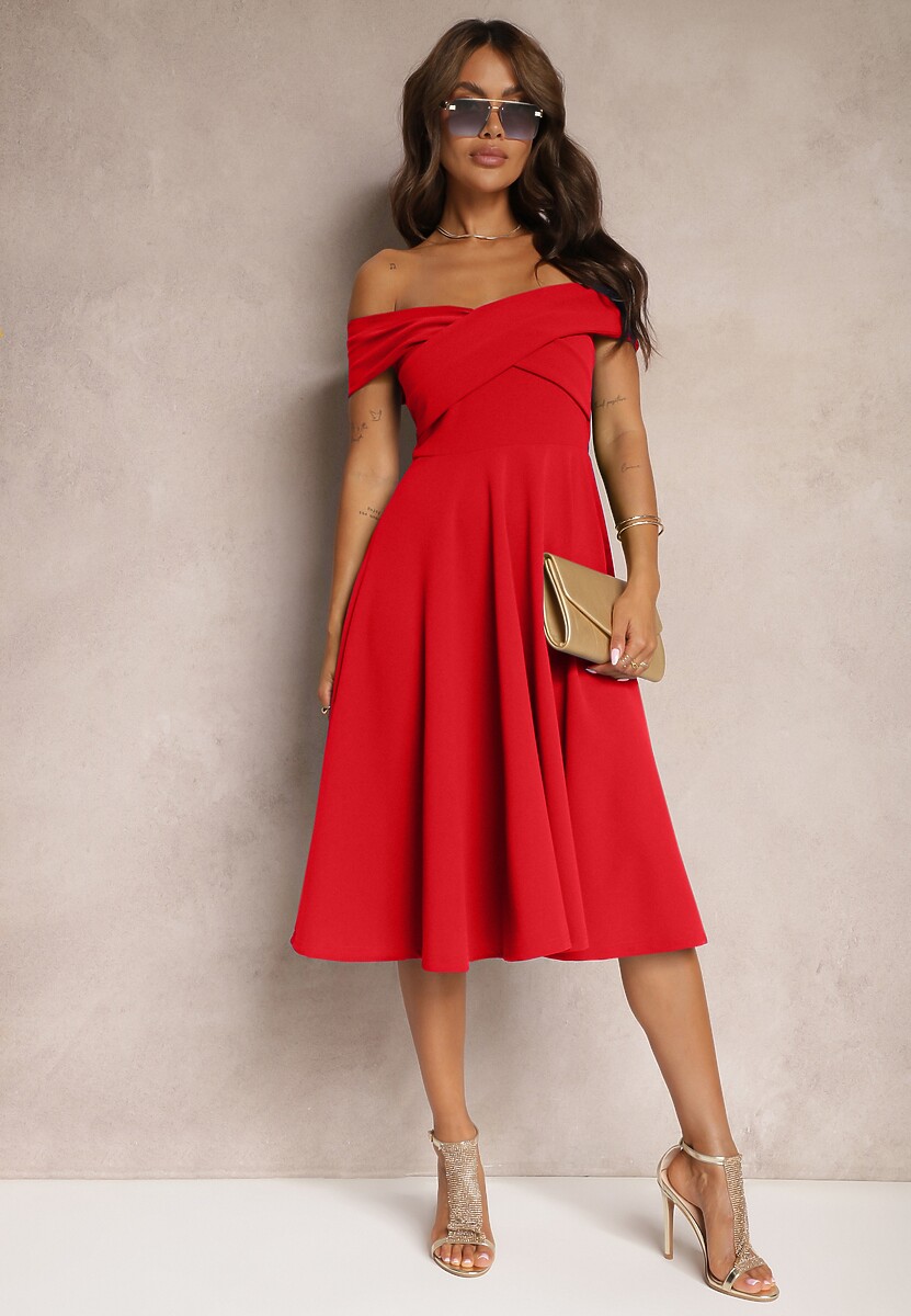 Czerwona Sukienka z Hiszpańskim Dekoltem o Rozkloszowanym Kroju Pelorea
