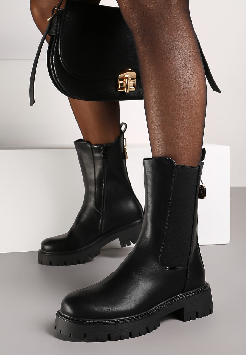 Czarne Botki Sztyblety na Płaskiej Podeszwie Ozdobione Cyrkoniami i Kłódką Hedilena