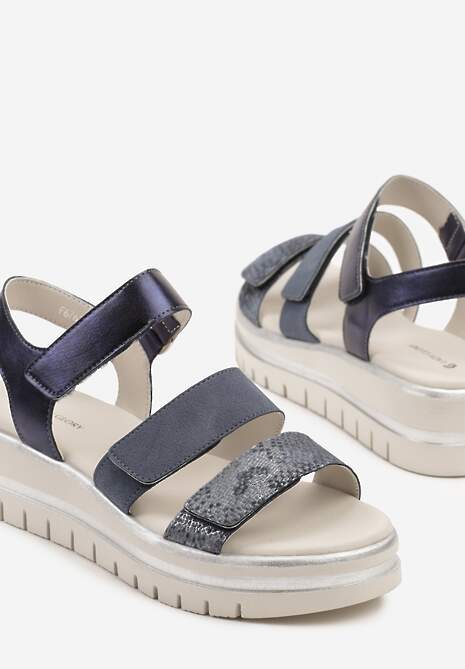 Granatowe Sandały na Niskiej Tłoczonej Platformie z Metalicznym Wykończeniem Weonea