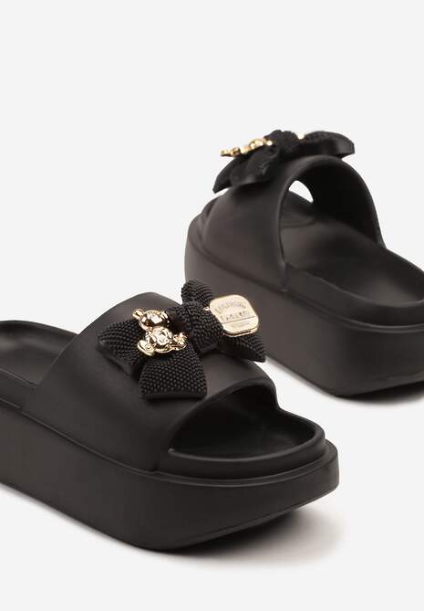 Czarne Klapki Piankowe na Platformie z Metalicznym Detalem Wessienna