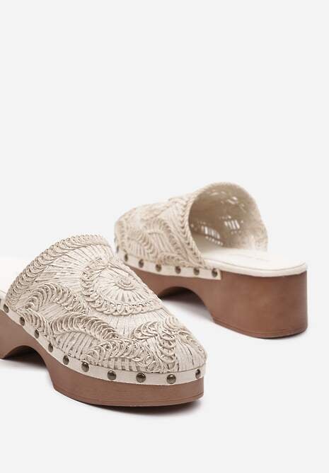 Beżowe Klapki Chodaki Ozdobione Plecionką i Nitami na Grubej Podeszwie Riorella
