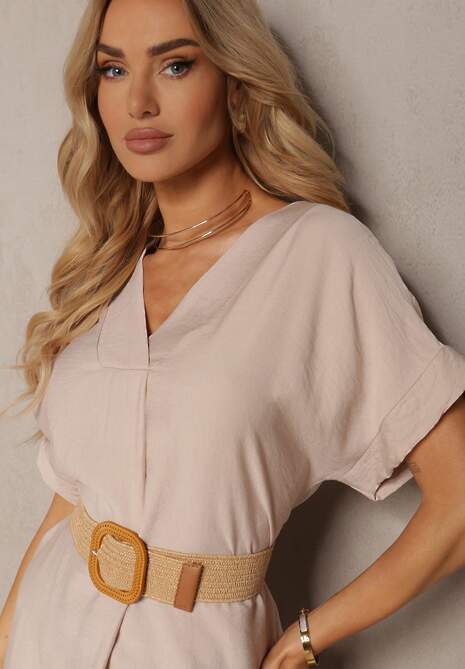 Jasnobeżowa Sukienka z Wiskozy z Trójkątnym Dekoltem i Paskiem z Plecionki Diremia