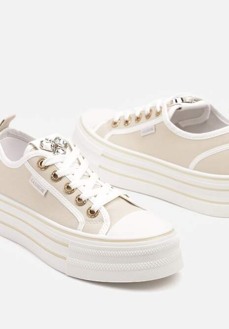 Beżowe Trampki na Platformie z Biżuteryjną Aplikacją Flortewis