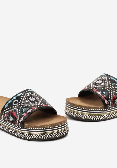 Czarne Klapki Boho na Niskiej Platformie Ozdobione Plecionką i Cyrkoniami Giratsa