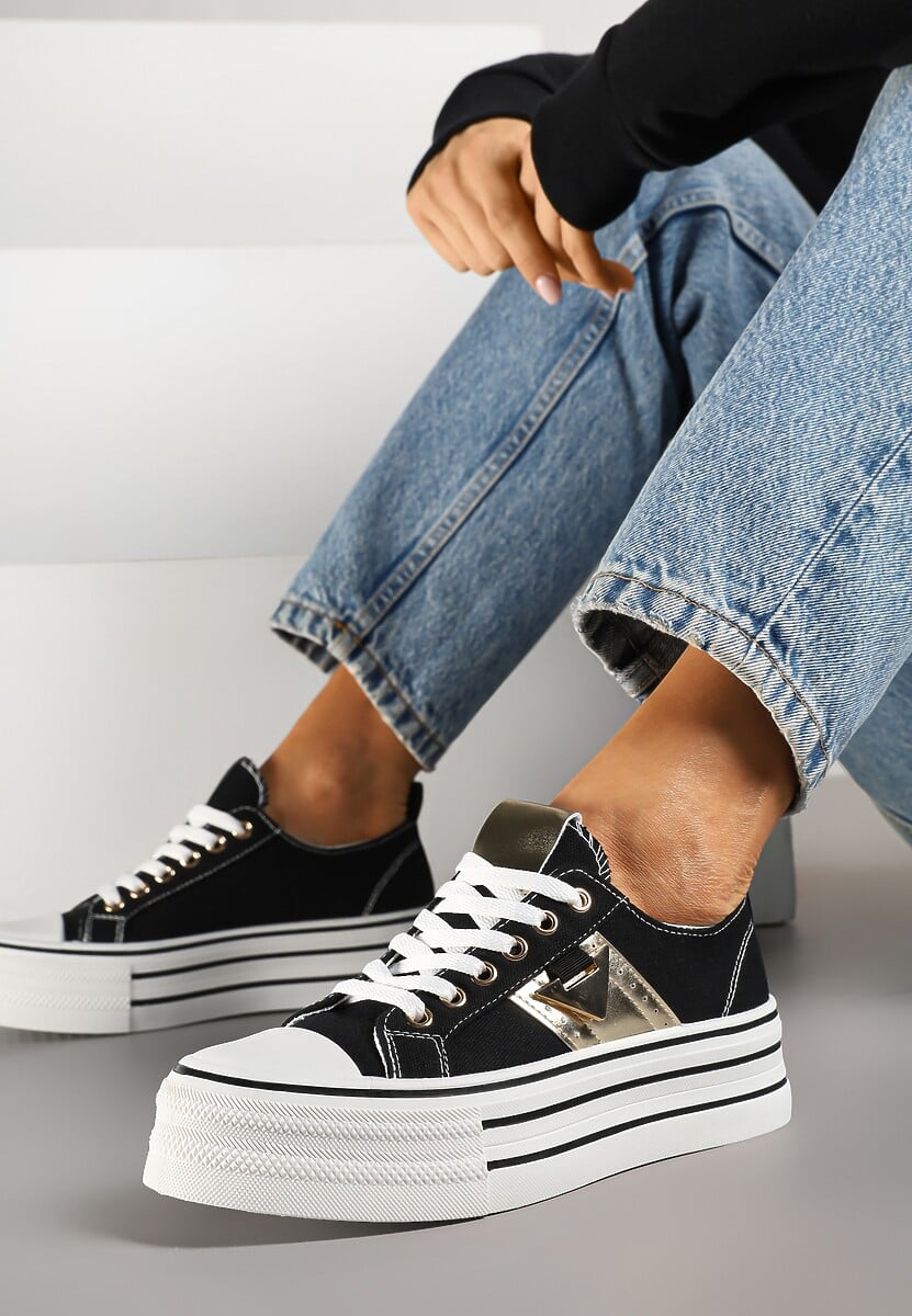 Czarne Trampki na Platformie Ozdobione Metaliczną Aplikacją Telanoreta