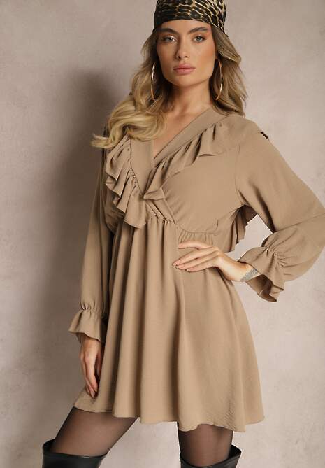 Ciemnobeżowa Kopertowa Sukienka z Żabotem Ozdobiona Falbankami Melosia