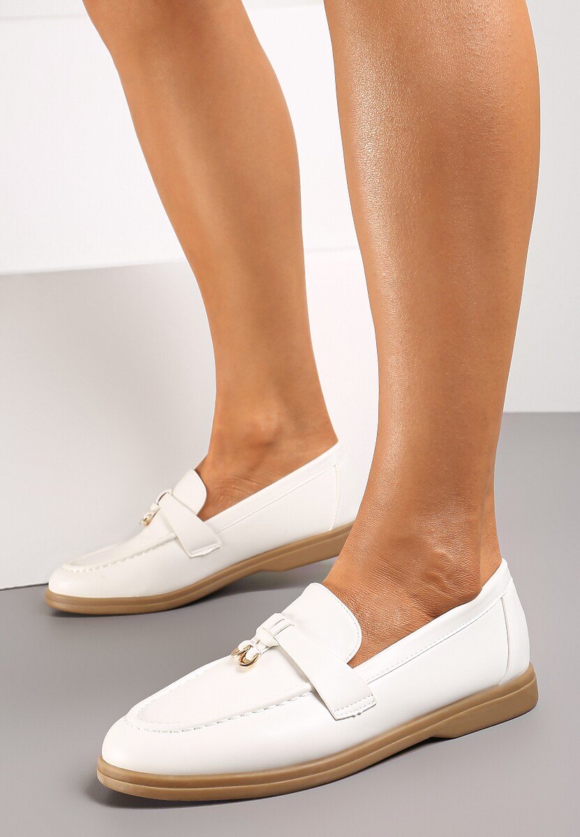 Białe Mokasyny z Imitacji Skóry z Minimalistyczną Zawieszką Biaha