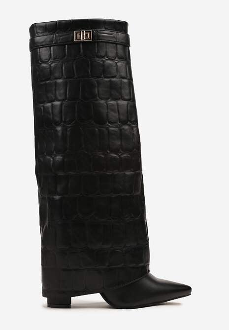 Czarne Kozaki na Słupku Ozdobione Klamrą i Wywiniętą Cholewką z Tłoczeniem Latelia