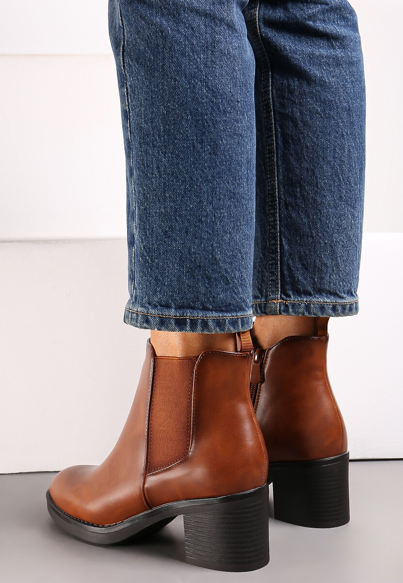 Brązowe Botki na Słupku Ozdobione Elastyczną Wstawką Minica