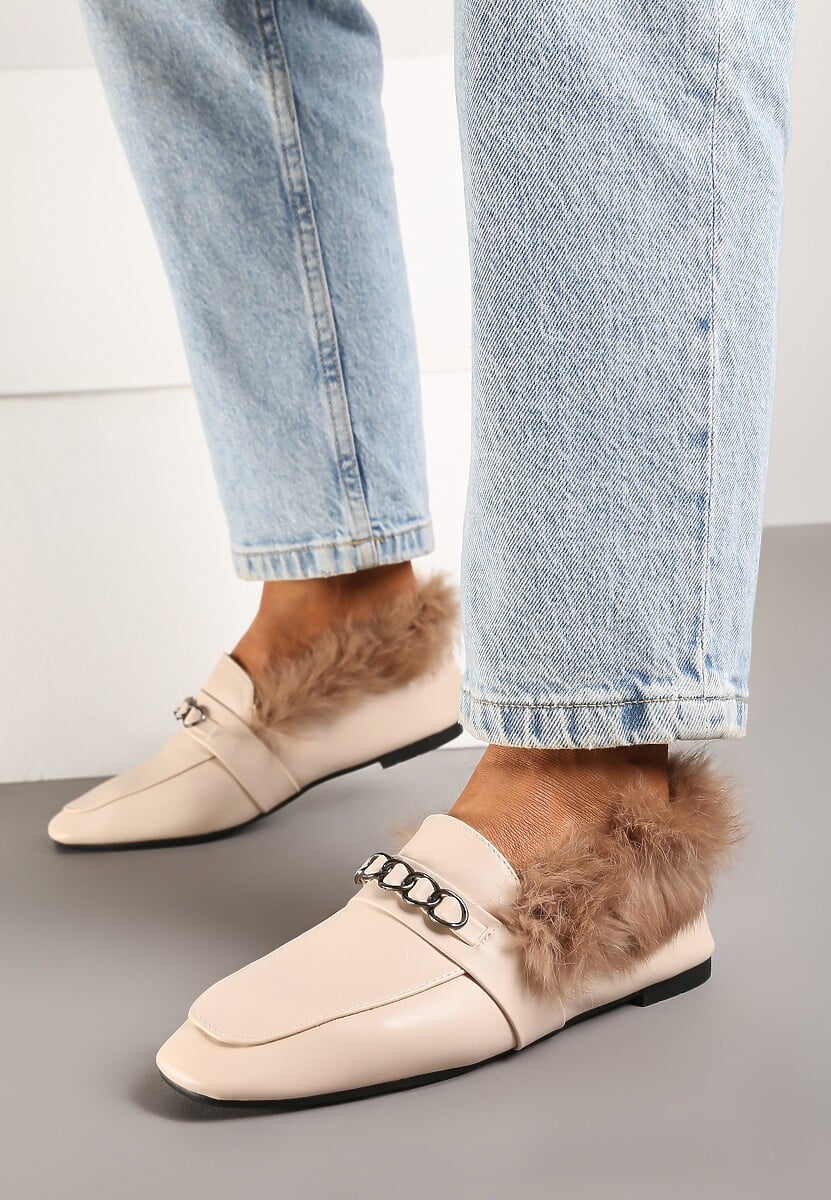 Beżowe Mokasyny na Płaskiej Podeszwie z Futerkiem i Metaliczną Ozdobą Emalorae