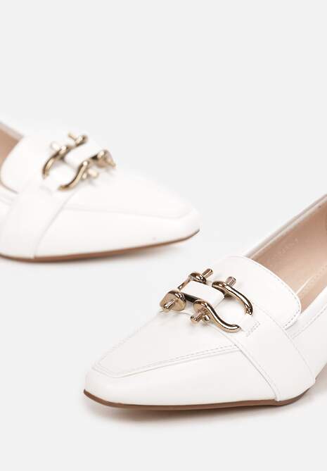 Białe Wsuwane Czółenka na Kaczuszce z Metalową Ozdobą Terellia