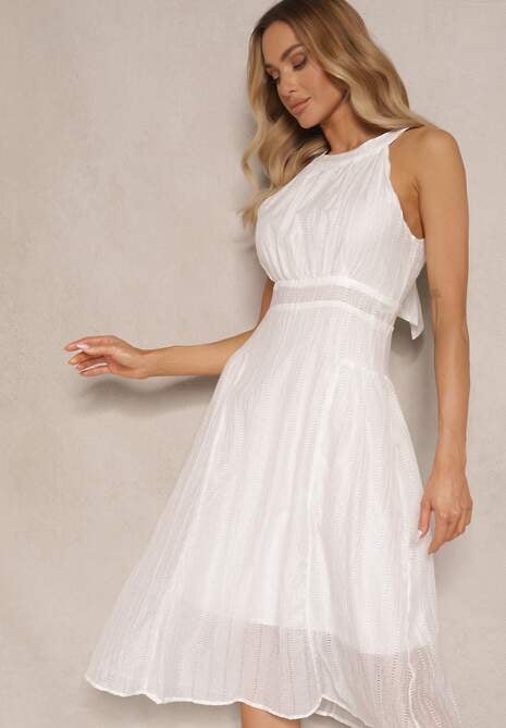 Biała Sukienka o Rozkloszowanym Kroju z Wiązaniem Zdobiona Tłoczeniem Nimirelle