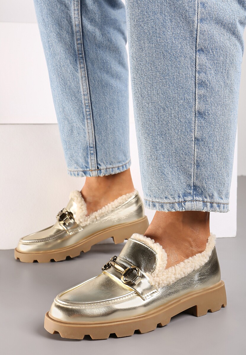 Złote Mokasyny na Płaskiej Podeszwie ze Sztucznym Futerkiem i Metaliczną Klamrą Lerilisse