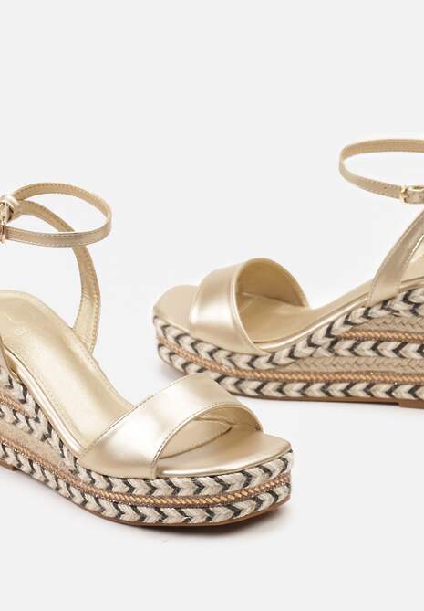 Złote Sandały na Koturnie z Platformą z Ozdobną Plecionką Boho Calypse