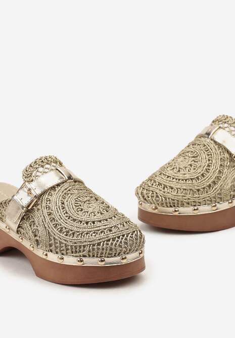 Złote Klapki w Stylu Chodaków z Ażurową Cholewką na Słupku i Platformie Ozdobione Nitami Traivea