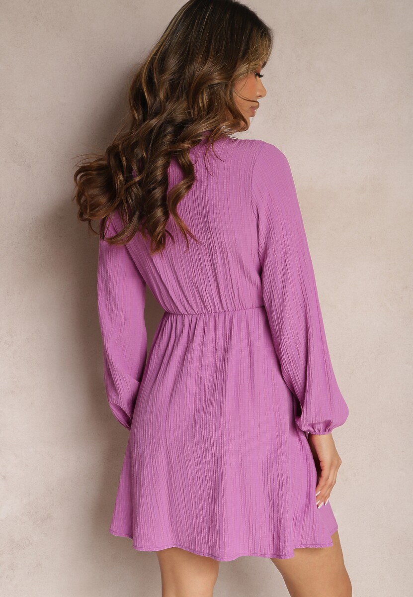 Fioletowa Sukienka Mini z Cienkimi Plisami Gumką w Talii i Kopertowym Dekoltem Lizina