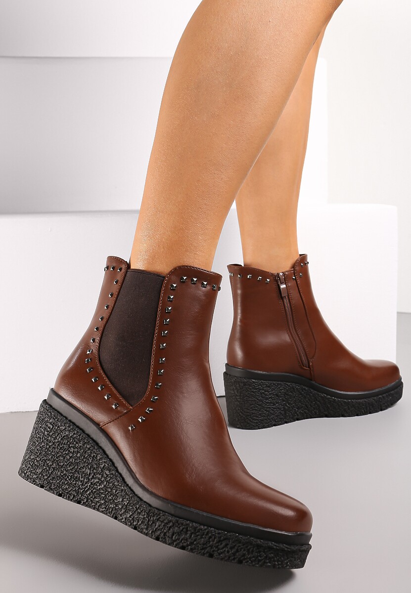 Brązowe Botki na Koturnie z Elastyczną Wstawką i Nitami Rosee