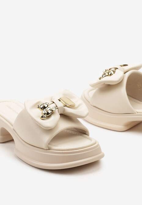 Beżowe Klapki na Niskiej Platformie z Wycięciem Ozdobione Kokardą i Metaliczną Aplikacją Horissa
