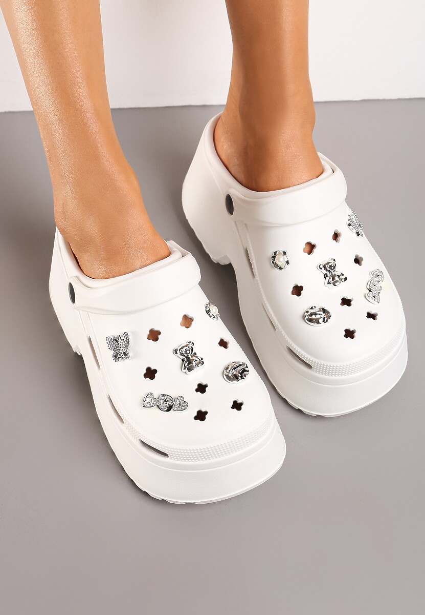 Białe Piankowe Klapki na Platformie z Paskiem na Piętę i Metalicznymi Ozdobami Whisella