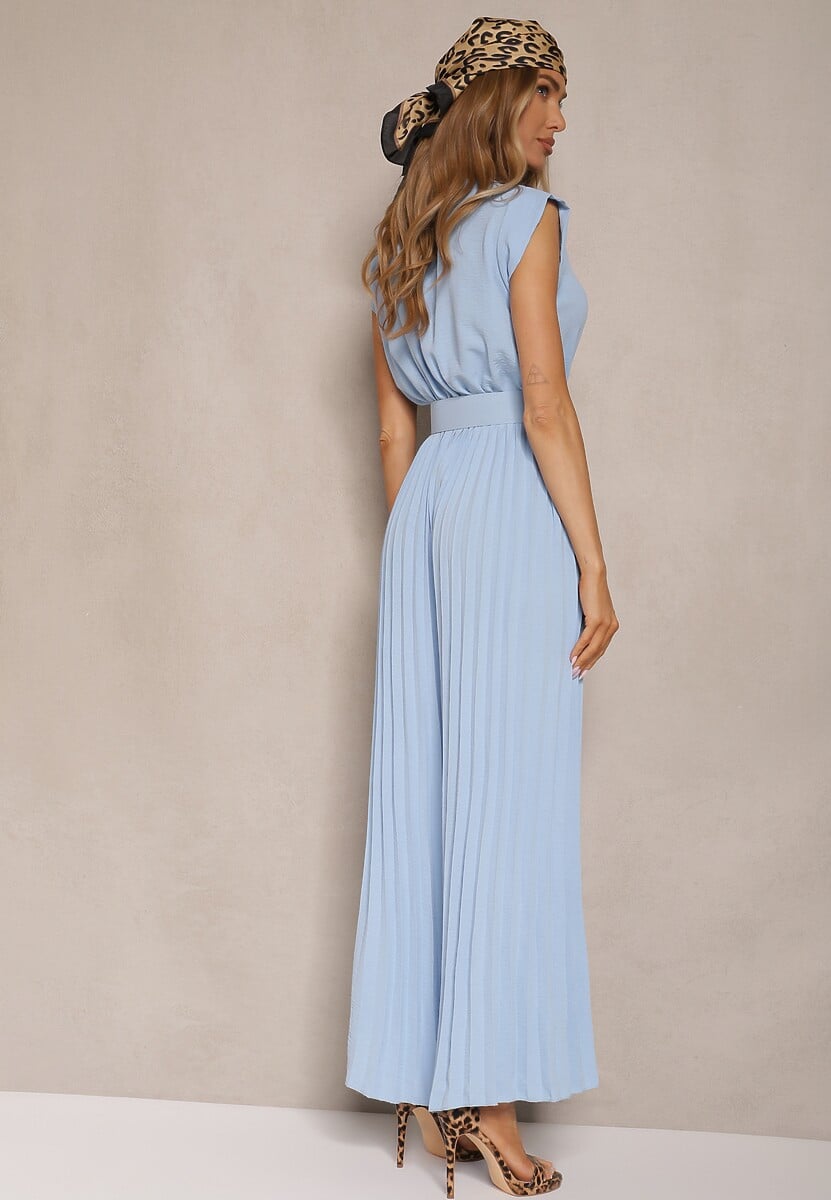 Jasnoniebieski Kopertowy Kombinezon Wide Leg Zdobiony Plisami i Paskiem z Klamrą Salirella
