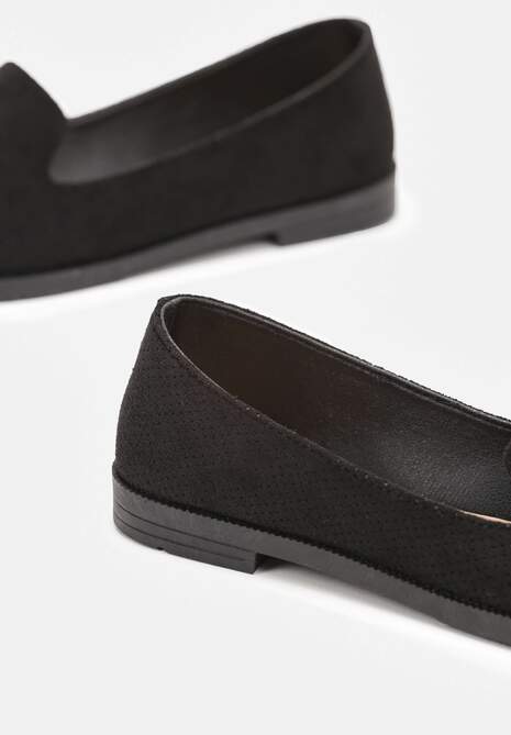 Czarne Mokasyny z Ozdobną Perforacją na Płaskiej Podeszwie Laurielle