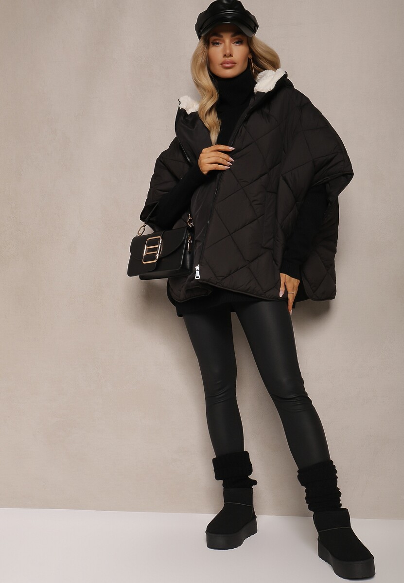 Czarna Kurtka Typu Ponczo z Pikowanymi Przeszyciami i Kapturem Zdobionym Futrem Edanitha