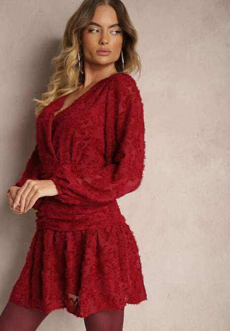 Bordowa Sukienka z Koronki o Taliowanym Fasonie z Kopertową Górą Nelabine