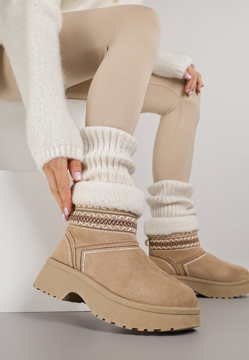 Ciemnobeżowe Krótkie Śniegowce Wsuwane z Haftem i Futerkiem przy Cholewce Miovadia