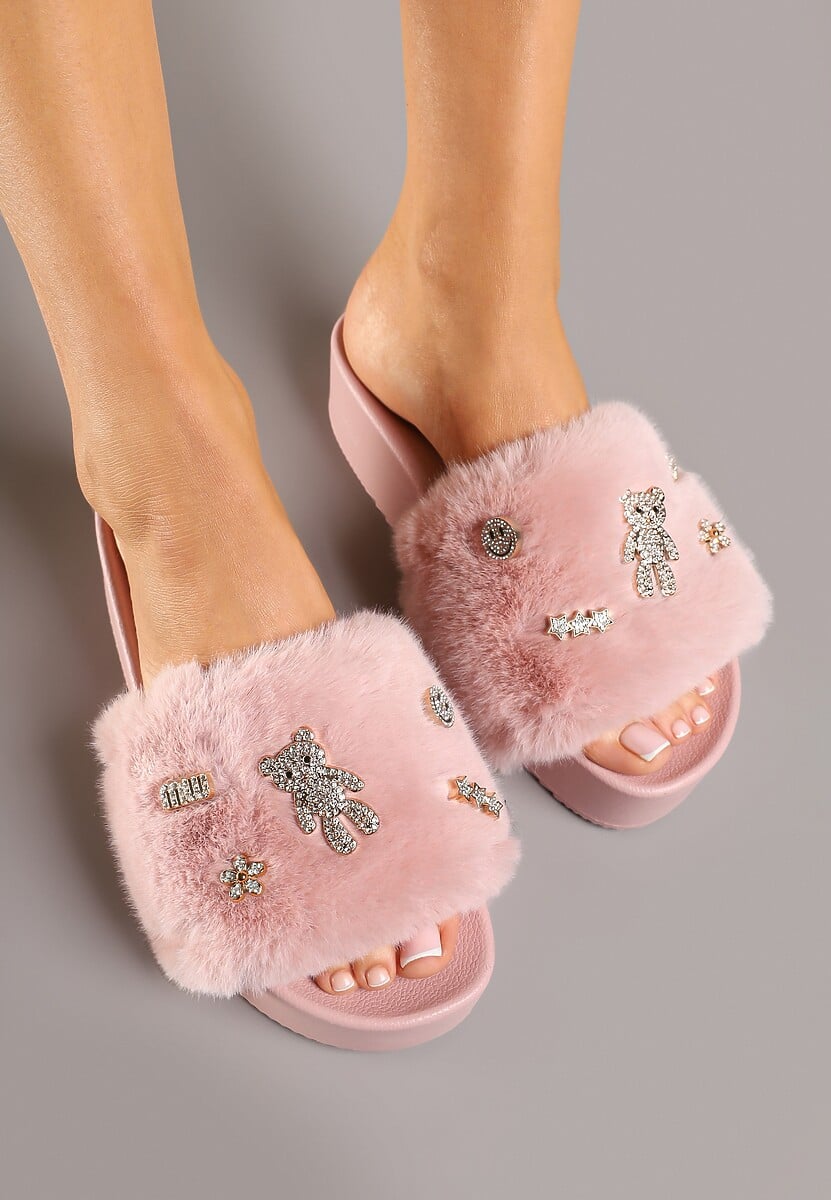 Różowe Klapki z Futerkiem i Metalicznymi Aplikacjami na Piankowej Platformie Norwia