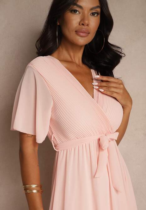 Jasnoróżowa Plisowana Sukienka z Kopertowym Dekoltem i Gumką w Talii Dimitris