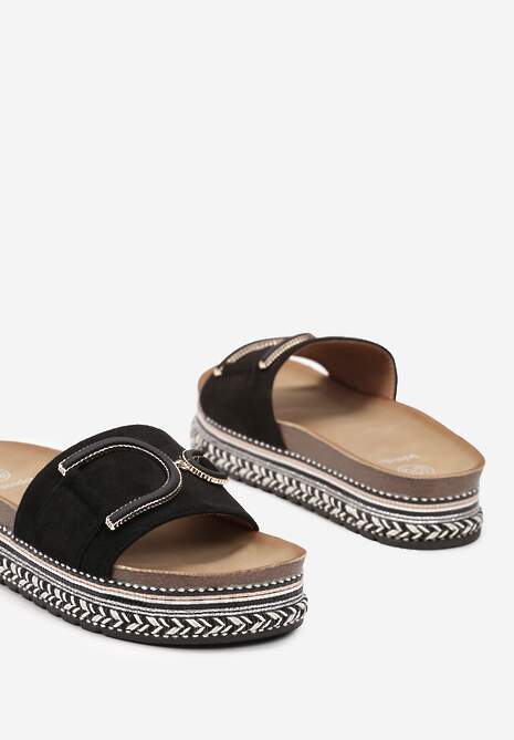 Czarne Klapki z Wyściółką z Imitacji Skóry na Płaskiej Podeszwie z Metalową Ozdobą Caloen