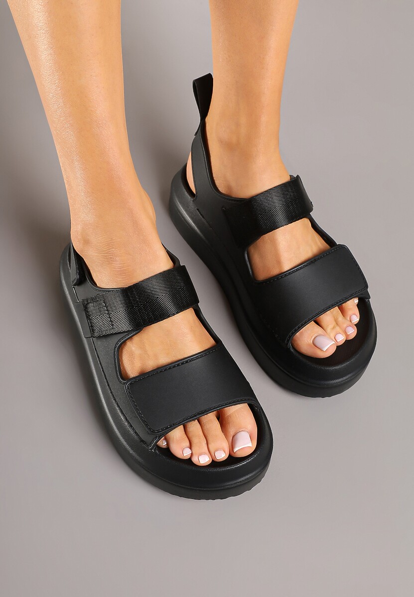 Czarne Sandały na Platformie Ozdobione Dwoma Paskami Sovoiti