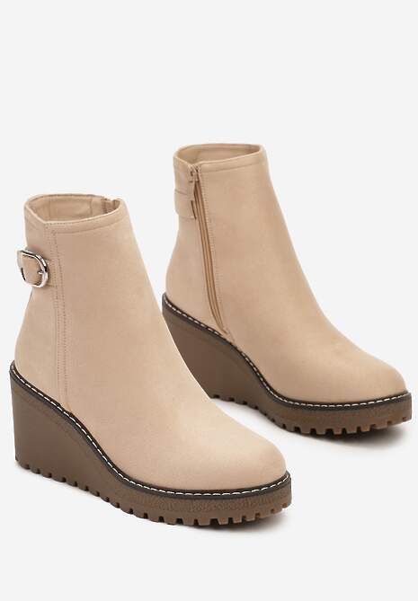 Jasnobeżowe Botki na Koturnie Wykończone Przeszyciami i Ozdobną Klamrą Rilatha