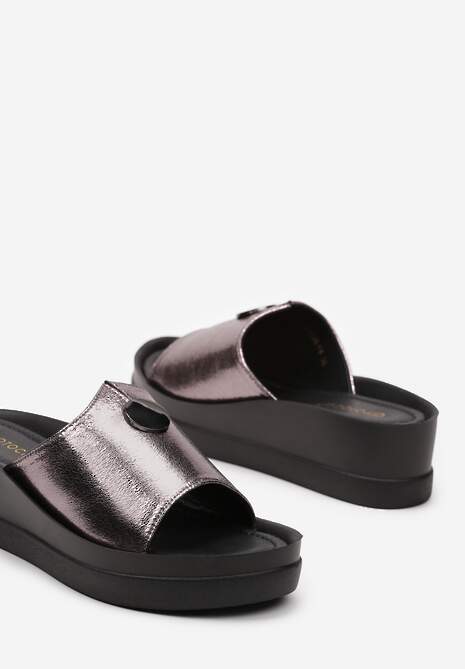 Srebrne Klapki na Niskim Koturnie z Metalicznym Połyskiem Frescoba