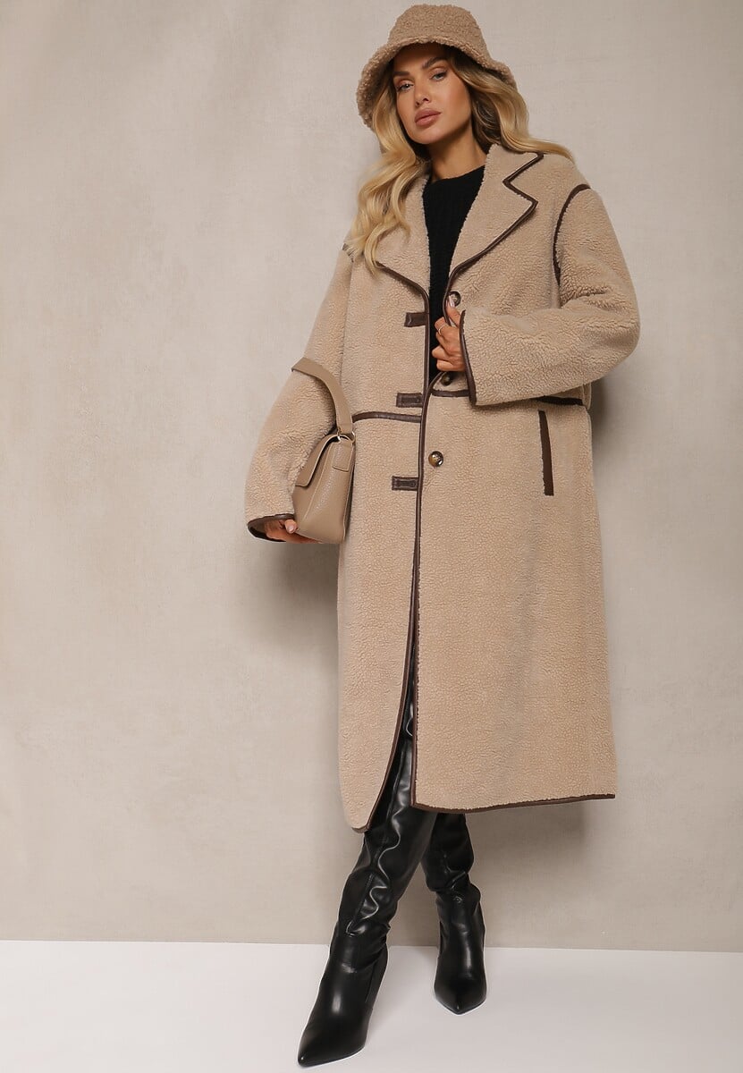 Beżowy Futrzany Płaszcz o Jednorzędowym Kroju Zdobiony Przeszyciami Zinneira