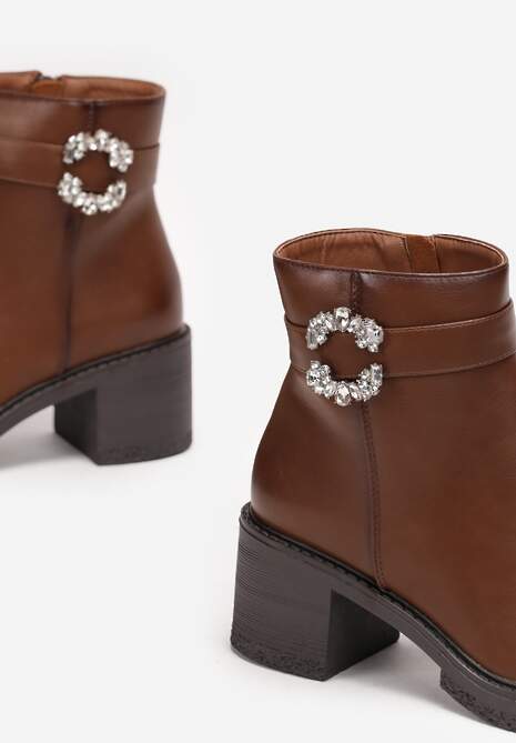 Brązowe Botki na Niewysokim Obcasie z Ozdobną Klamerką i Paskiem Pero