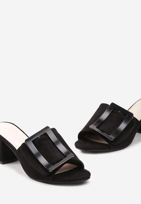 Czarne Klapki na Słupku z Metaliczną Ozdobą na Froncie Tloris