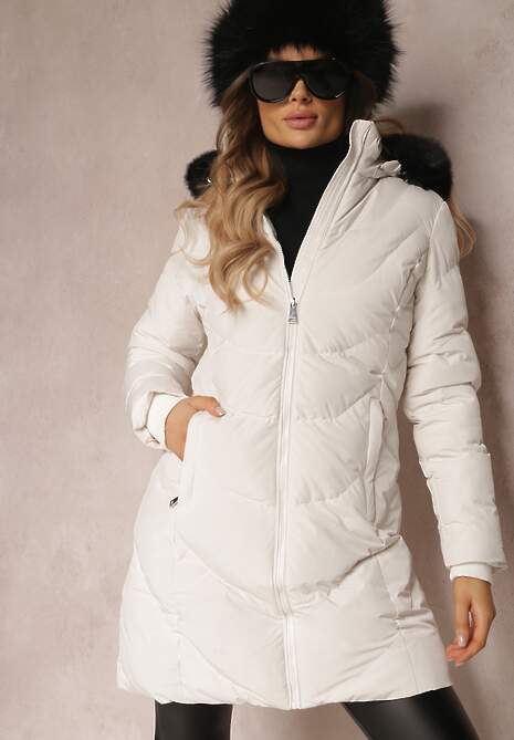Biała Kurtka Pikowana do Kolan z Futrzanym Kapturem Biho