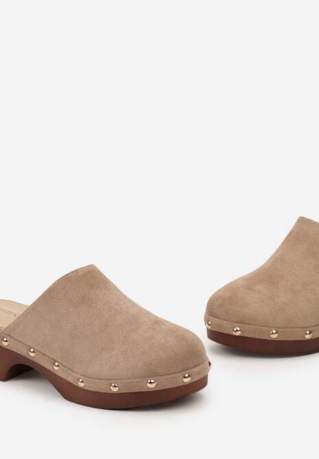 Ciemnobeżowe Klapki Typu Drewniaki z Nitami i Płaskim Obcasem Nerai