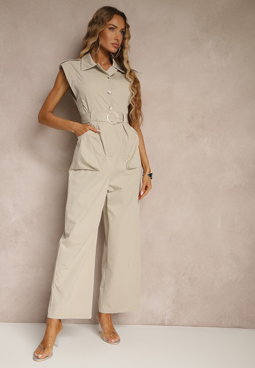 Biały Kombinezon Taliowany Ozdobiony Cyrkoniami i Guzikami Lumevarae