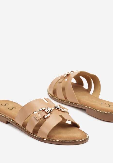 Beżowe Klapki Zdobione Wycięciami i Elegancką Klamerką Odariva