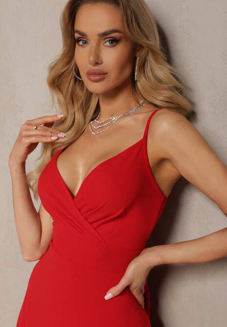 Czerwona Elegancka Sukienka o Rozkloszowanym Kroju z Rozcięciem na Ramiączkach z Kopertowym Dekoltem Winelia