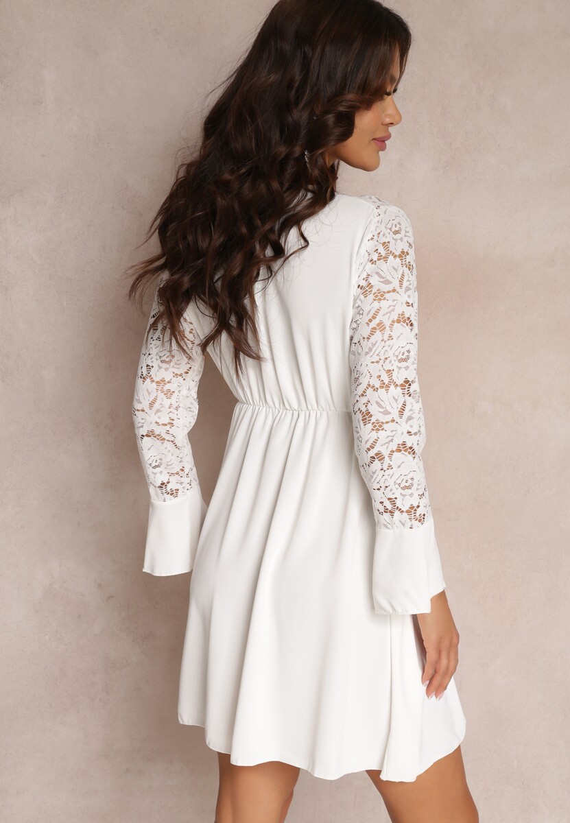 Biała Sukienka Mini z Gumką w Pasie i Koronkowymi Rękawami Cobham