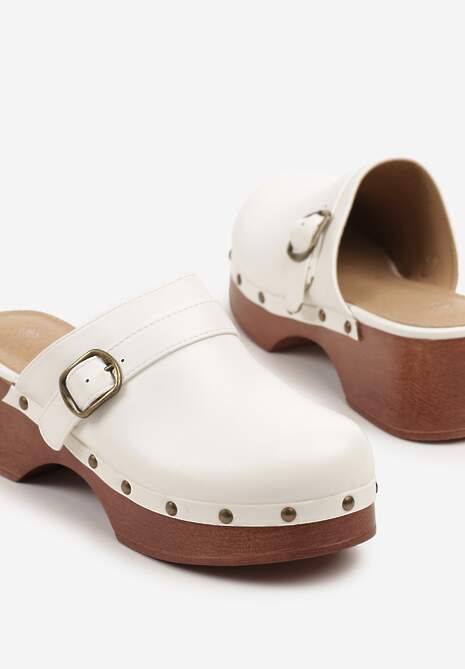 Białe Klapki Drewniaki Zdobione Nitami i Sprzączką Natellise