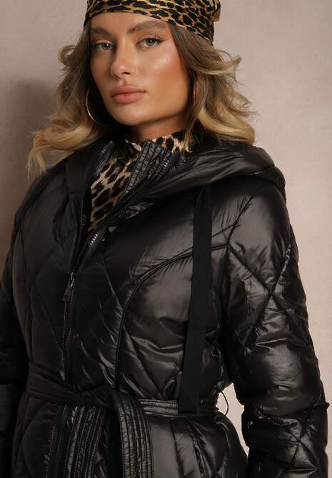 Czarna Długa Kurtka o Pikowanym Wykończeniu Wiązana w Talii z Kapturem Parinka